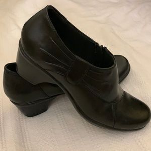 LIKE NEW Clarks Leather Side Zip Booties